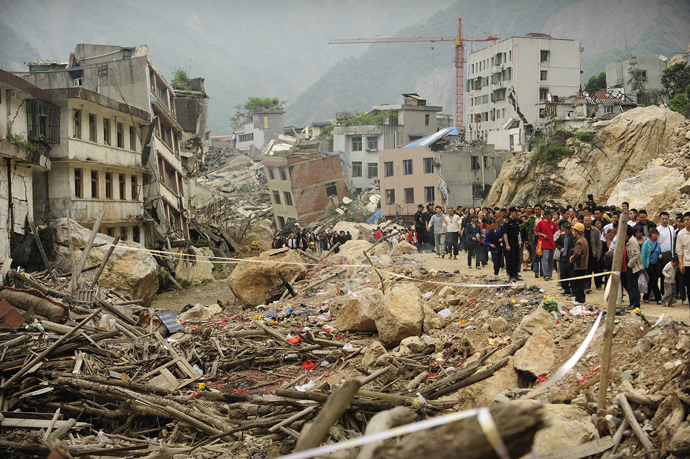 Thousands of people flock to look at the devastated town of Beichuan on May 12, 2009 which was destroyed in the May 12, 2008 Sichuan earthquake (AFP Photo / Peter Parks)