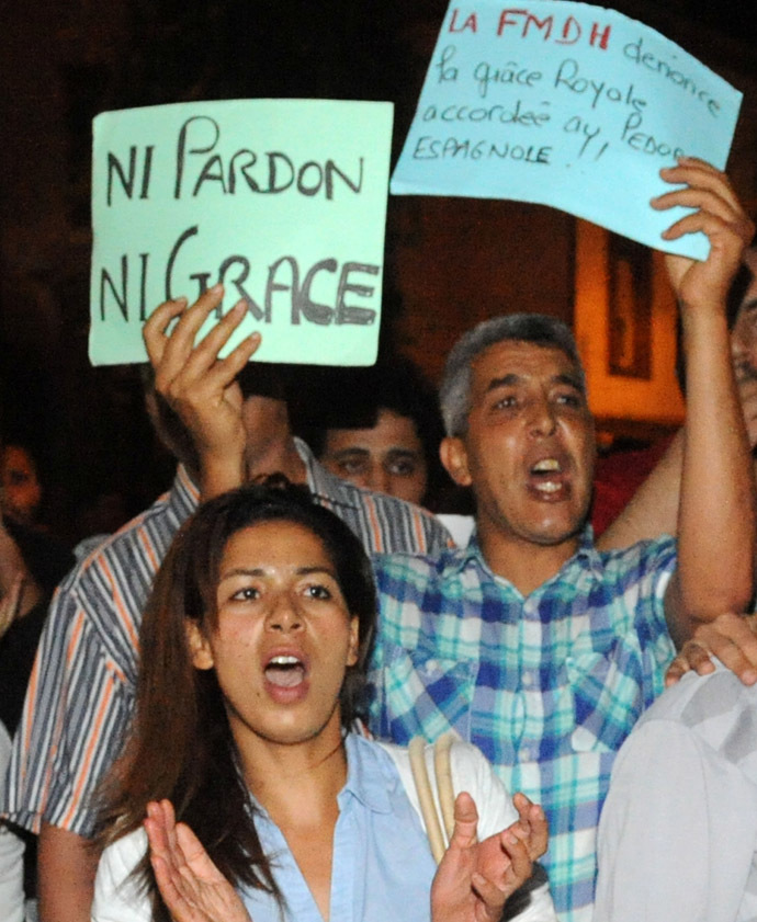 Protesters show their anger during a demonstration on August 2, 2013 in Rabat-Morocco to protest the release of a Spanish paedophile, Daniel Fino Galvan who raped 11 local children was pardoned by the Moroccan King Mohammed VI. (AFP Photo/Fadel Senna)