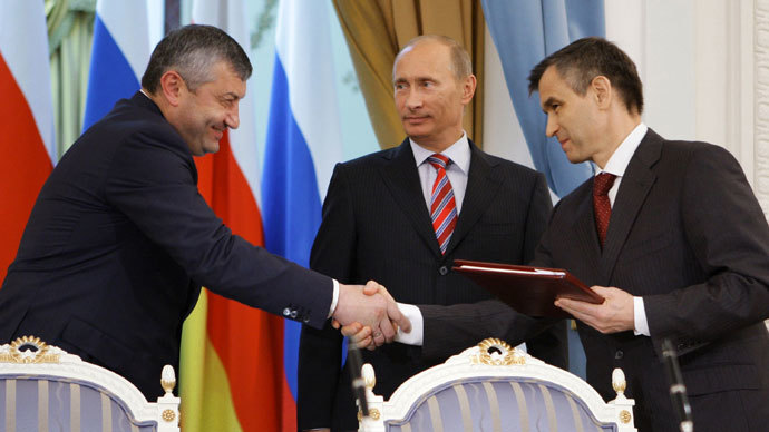 Vladimir Putin (C) watches as head of Georgia's breakaway South Ossetia region Eduard Kokoity (L) shakes hands with Russian Interior Minister Rashid Nurgaliyev in Moscow on August 26, 2009 on the one year anniversary of South Ossetia's and Abkhazia's independence as recognized by Russia. (AFP Photo / Alexey Druzhinin) 