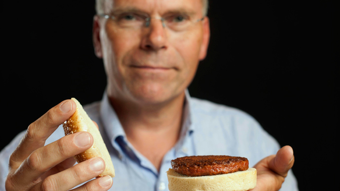 Professor Mark Post shows the world's first lab-grown beef burger during a launch event in west London August 5, 2013 (REUTERS / David Parry / pool)