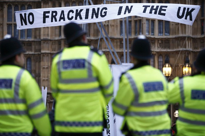 British police secure the area where demonstrators erected a mock fracking rig with a banner reading "No fracking in the UK" in a protest against hydraulic fracturing for shale gas outside the Houses of Parliament in London (AFP Photo / Justin Sullivan)