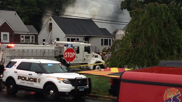 4 killed after plane crashes into Connecticut homes (PHOTOS)