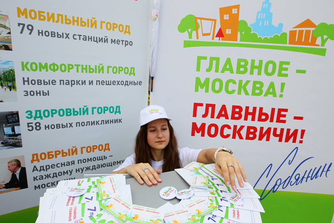 A member of Sergei Sobyanin's election campaign office in Bauman Garden of Culture and Leisure. (RIA Novosti/Ruslan Krivobok)