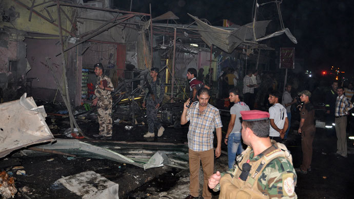 Iraqi security forces inspect the site of a car bomb attack in Nasiriyah city, 375 km (233 miles) south of Baghdad, August 10, 2013.(Reuters / Stringer)