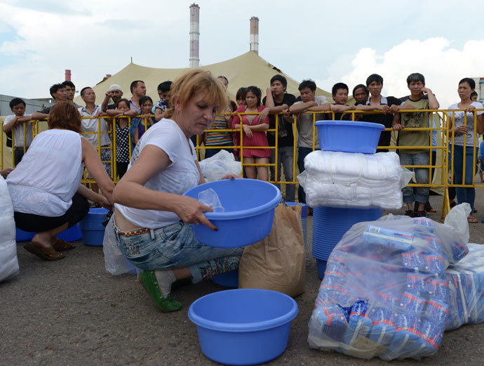 Distributing washing powder to residents of a camp for migrants in Moscow's Golyanovo district.(RIA Novosti / Evgeny Biyatov)