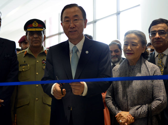 UN Secretary-General Ban Ki-moon cuts the ribbon during the Inauguration Ceremony of the Centre for International Peace and Stability at the National University of Sciences and Techonology in Islamabad on August 13, 2013.(AFP Photo / Aamir Qureshi)