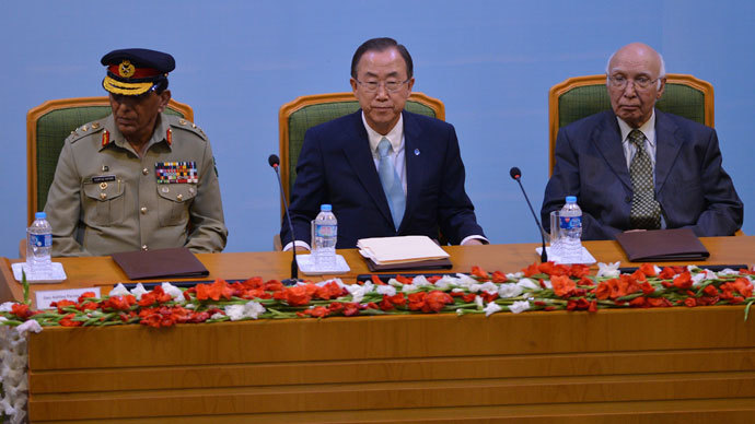 UN Secretary-General Ban Ki-moon (C) is flanked by Pakistan's army chief General Ashfaq Kayani (L) and Pakistan's Adviser for National Security and Foreign Affairs, Sartaj Aziz in Islamabad on August 13, 2013. (AFP Photo / Aamir Qureshi)