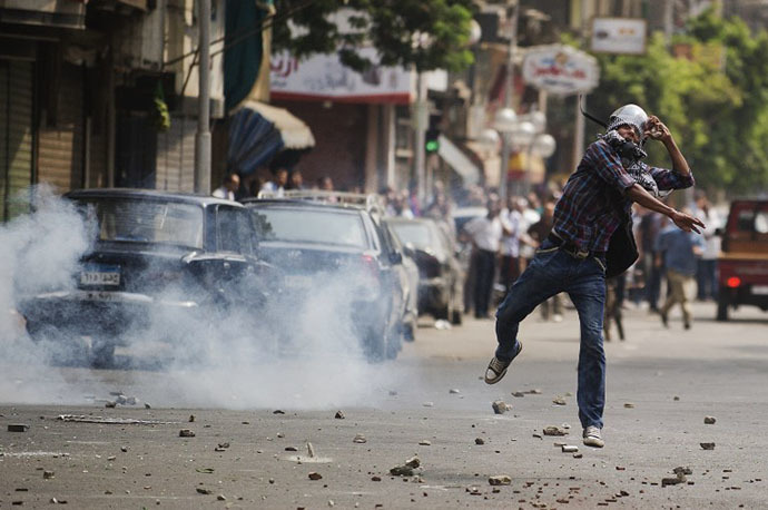 Egyptian riot police fire tear gas as supporters of ousted president Mohamed Morsi clash with residents and police in downtown Cairo on August 13, 2013. (AFP Photo / Gianluigi Guercia)