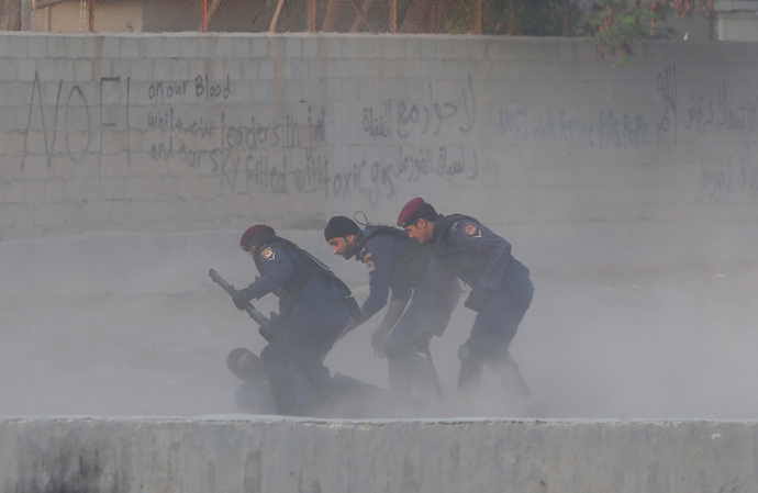 Riot police detain a protester during clashes in the village of Shakhoora, west of Manama, August 14, 2013 (Reuters / Hamad I Mohammed)