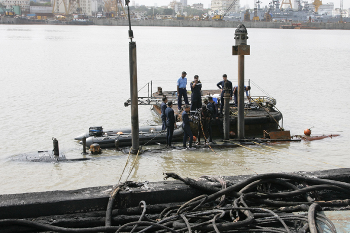 Indian Navy divers at the conning tower of the stricken INS Sindhurakshak, after the submarine sank following an explosion at the naval dockyard in Mumbai on August 14, 2013 (AFP Photo / Ministry of Defence) 