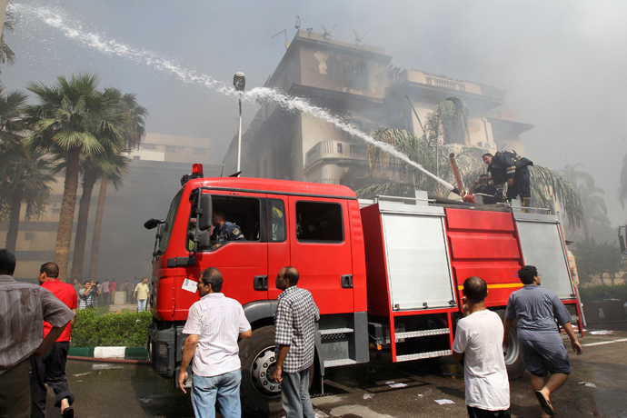 Firemen try to put out a fire in a government building that was set ablaze in Giza's district of Cairo, August 15, 2013 (Reuters / Muhammad Hamed) 