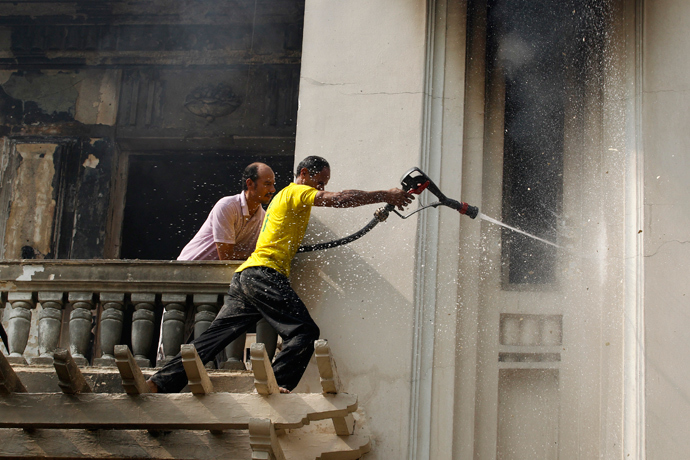People try to put out a fire in a government building after it was set ablaze in Giza's district of Cairo, August 15, 2013 (Reuters / Muhammad Hamed) 