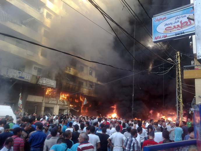 Lebanese people gather at the site of a car bomb between the Bir el-Abed and Roueiss neighbourhoods, in the southern suburb of Beirut on August 15, 2013 (AFP Photo)