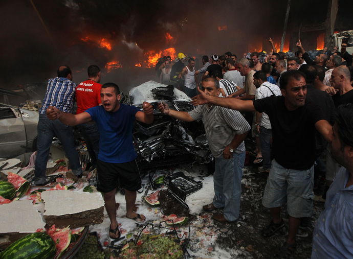 People shout for help at the site of an explosion in Beirut's southern suburbs, August 15, 2013 (Reuters / Mahmoud Kheir)