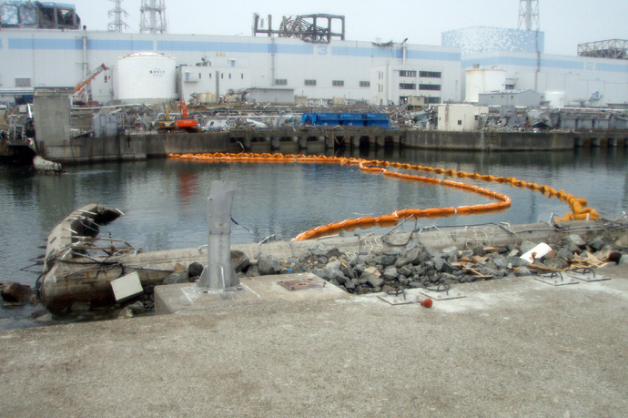 Underwater silt fence with orange floats being set in the sea near the drain of TEPCO's Fukushima nuclear power plant at Okuma town in Fukushima prefecture (AFP Photo)