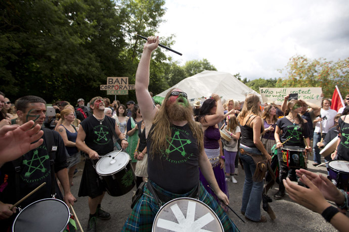 Anti-fracking and climate protesters bang drums as they join a march towards the drill site operated by British energy firm Cuadrilla in Balcombe in southern England, on August 18, 2013. (AFP Photo/Justin Tallis)