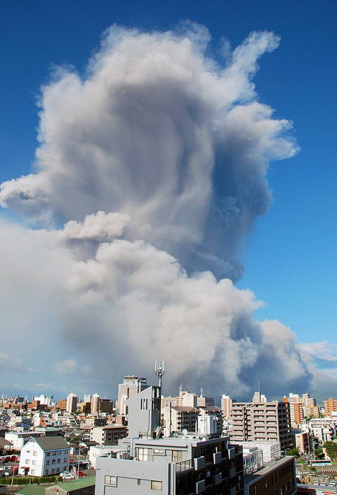 This handout picture, taken by Kagoshima Local Meteorological Observatory on August 18, 2013 shows smoke and ash rising from the 1,117-meter Mount Sakurajima at Kagoshima city in Japan's southern island of Kyushu. (AFP/Jiji Press)