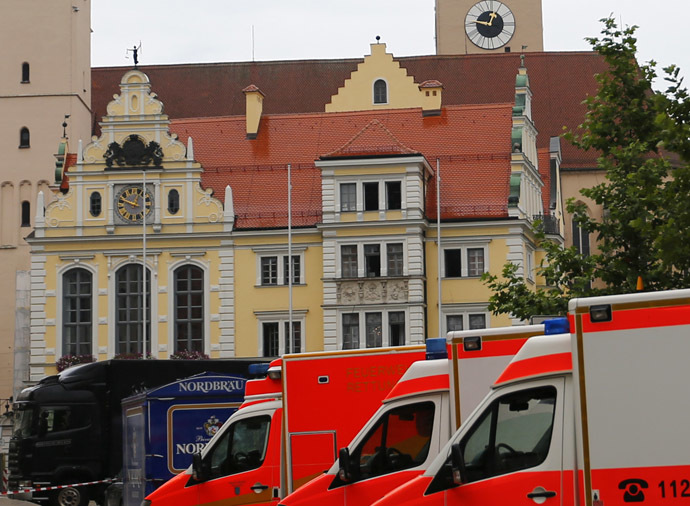 Emergency vehicles stand in a cordoned off street in front of the town hall (background) during a hostage situation in Ingolstadt August 19, 2013. (Reuters/Michael Dalder)