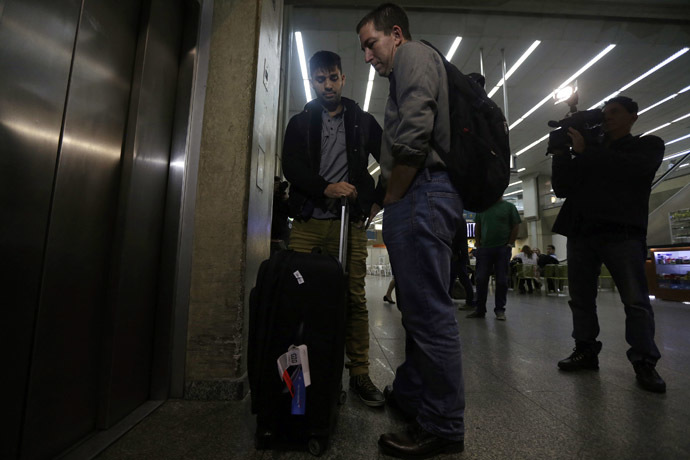 U.S. journalist Glenn Greenwald stands with his partner David Miranda as they wait for the lift at Rio de Janeiro's International Airport August 19, 2013. (Reuters/Ricardo Moraes)