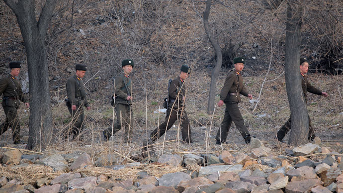 North Korean soldiers patrol along the bank of the Yalu River in the North Korean town of Sinuiju across from the Chinese city of Dandong on April 4, 2013.(AFP Photo / China Out)