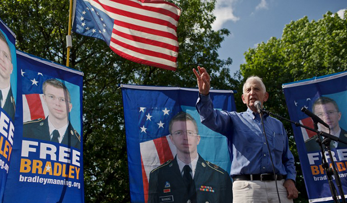 Daniel Ellsberg, former United States military analyst considered the Pentagon Papers whistleblower, speaks during mass rally in support for PFC Bradley Manning on June 1, 2013 in Fort Meade, Maryland. (AFP Photo / Lexey Swall)