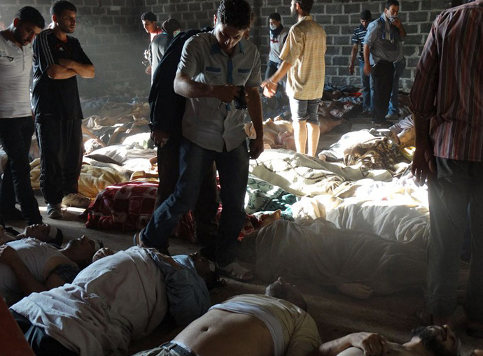 A handout image released by the Syrian opposition's Shaam News Network shows people inspecting bodies of children and adults laying on the ground as Syrian rebels claim they were killed in a toxic gas attack by pro-government forces in eastern Ghouta, on the outskirts of Damascus on August 21, 2013. (AFP Photo)