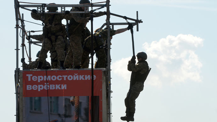 The Defense Ministry's special force officer showing vertical descent skills with the use of heat-proof ropes at the Defense Ministry Innovation Day exhibition.(RIA Novosti / Iliya Pitalev)