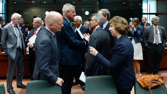 British Foreign Secretary William Hague (L) listens to European Union foreign policy chief Catherine Ashton (R) during an emergency EU foreign ministers meeting in Brussels August 21, 2013.(Reuters / Francois Lenoir)