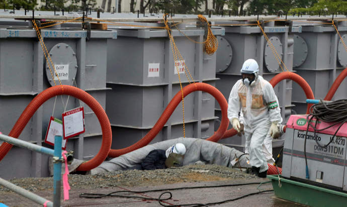 Tokyo Electric Power Co (TEPCO) workers work on waste water tanks at Japan's Fukushima Dai-ichi nuclear plant in the town of Okuma, Fukushima prefecture (AFP Photo / Pool/ Noboru Hashimoto) 