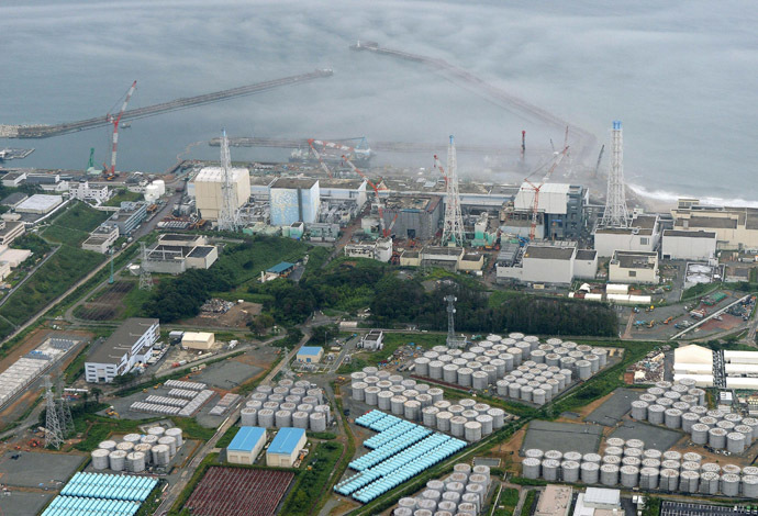 An aerial view shows Tokyo Electric Power Co. (TEPCO)'s tsunami-crippled Fukushima Daiichi nuclear power plant and its contaminated water storage tanks (bottom) in Fukushima, in this photo taken by Kyodo August 20, 2013. (Reuters/Kyodo)