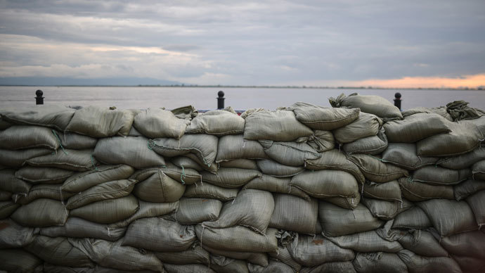 Sandbags set up on the Amur River embankment in Khabarovsk to protect the city from flooding.(RIA Novosti / Vladimir Astapkovich)