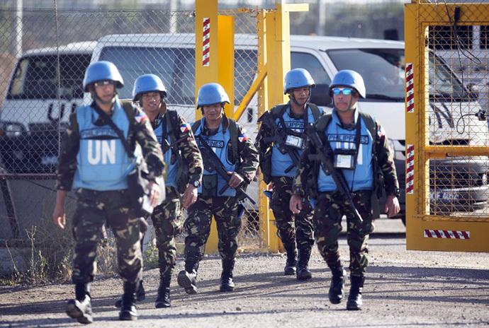 United Nations (UN) peacekeepers from the Philippines cross the Israeli army crossing of Quneitra between Syria to the Israeli annexed Golan Heights on June 12, 2013, on their way for a vacation after serving in Syria. (AFP Photo / Menahem Kahana)