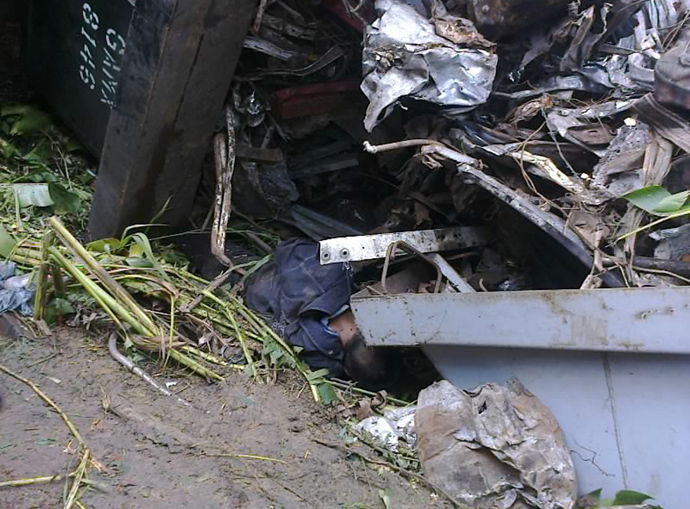 Body of an alleged immigrant lying under the train known as "The Beast", after it derailed near Huimanguillo, in Tabasco State, Mexico, on August 25, 2013 (AFP Photo / Tabasco Hoy)