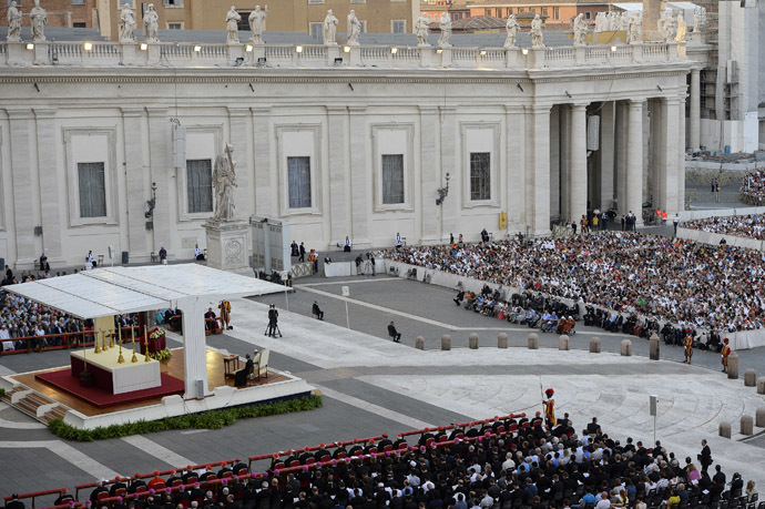Pope Francis (2ndL under the awning) presides over the mass vigil for prayer for peace in Syria in Saint Peter square at the Vatican, on September 7 2013. (AFP Photo/Andreas Solaro)