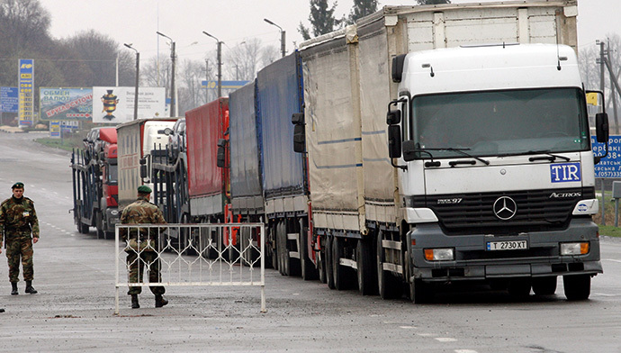 Ukrainian customs and border service officers at the Hoptivka car border crossing on the Ukrainian-Russian border. (RIA Novosti / Alexander Mazurkevich)