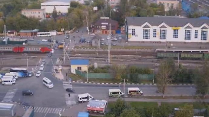 Moscow commuter train rams car as traffic lights fail (VIDEO)