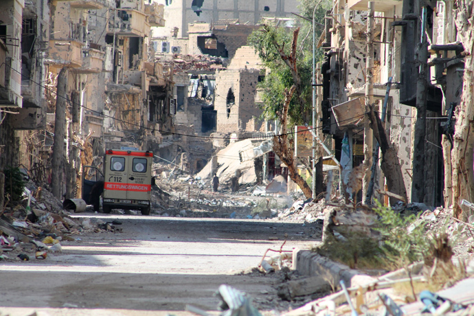 A general view shows a heavily damaged street in Syria's eastern town of Deir Ezzor on August 26, 2013 (AFP Photo / Ahmad Aboud) 