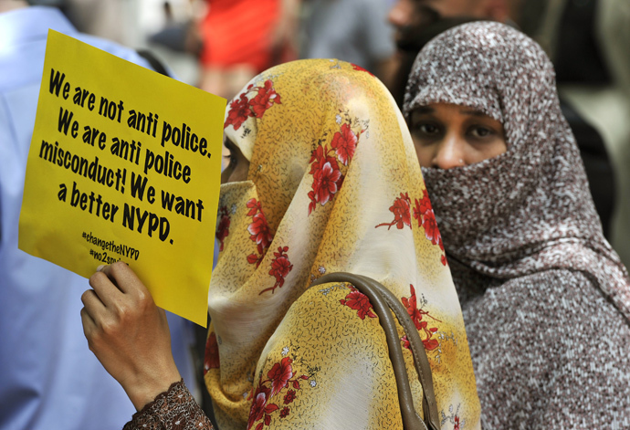 Muslim women look on as civil rights, legal advocates and residents hold a press conference June 18,2013 in New York (AFP Photo / Timothy Clary) 