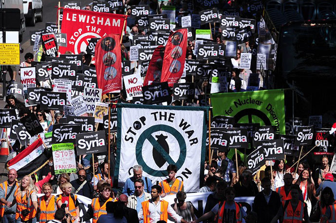 Hundreds of people protest against military intervention in Syria in central London on August 31, 2013. (AFP Photo / Carl Court)