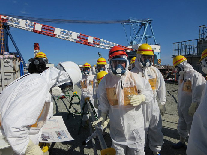 This handout picture taken by Tokyo Electric Power Co. (TEPCO) on August 26, 2013 and received on September 1, 2013 shows Japanese Economy, Trade and Industry Minister Toshimitsu Motegi (C-red helmet) inspecting TEPCO's Fukushima Dai-ichi nuclear power plant in the town of Okuma, Fukushima prefecture. (AFP Photo)