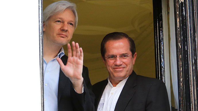 Ecuadurian Foreign Minister Ricardo Patino (R) looks on as Wikileaks founder Julian Assange (L) waves from the window of the Ecuadorian embassy in central London.(AFP Photo / Andrew Cowi)