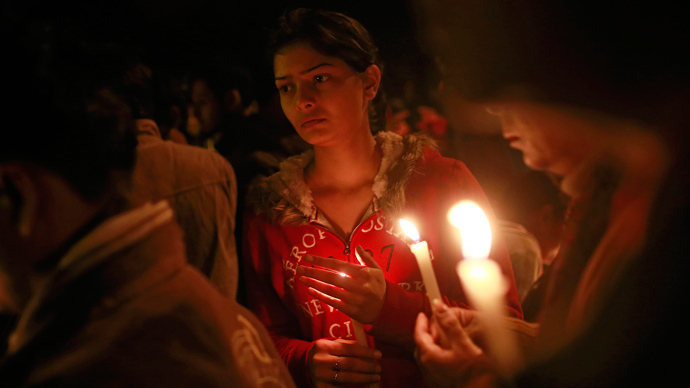 Demonstrators hold candles during a candlelight vigil for a gang rape victim who was assaulted in New Delhi December 30, 2012 (Reuters / Danish Siddiqui)