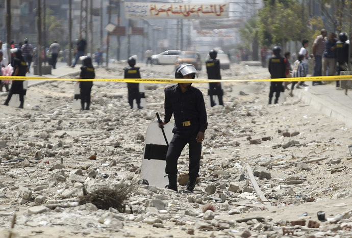 Riot police guard the site of an explosion near the house of Egypt's interior minister at Cairo's Nasr City district September 5, 2013. (Reuters/Amr Abdallah Dalsh)