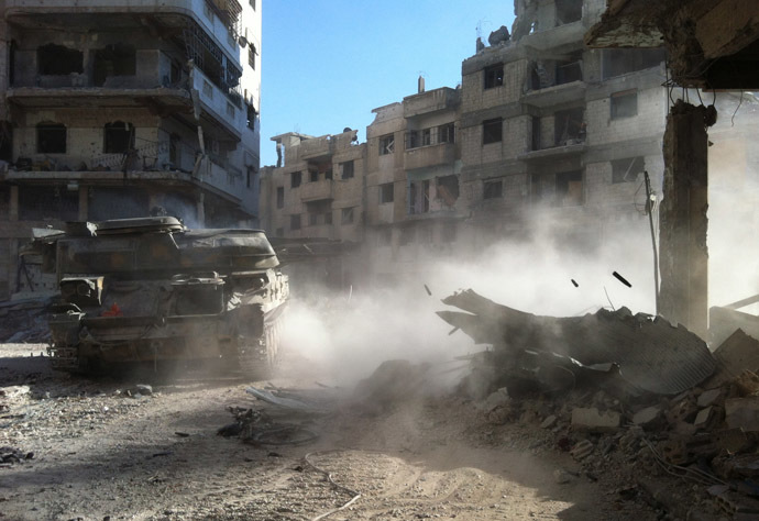 A Syrian government forces' tank rolls in the Khaldiyeh district of Syria's central city of Homs on July 28, 2013 (AFP Photo)