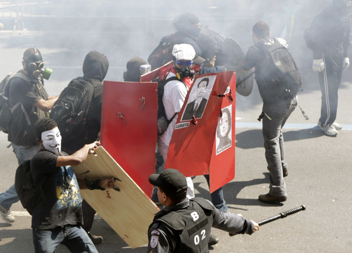 Demonstrators clash with riot police during a protest as they try to approach a military parade on Brazil's Independence Day in Rio de Janeiro September 7, 2013. (Reuters/Ricardo Moraes)
