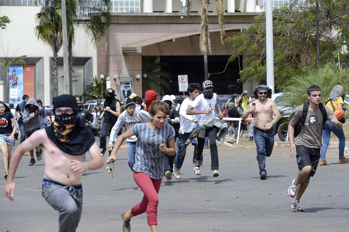 Demonstrators clash with riot police near the National stadium in Brasilia on September 07, 2013 (AFP Photo)