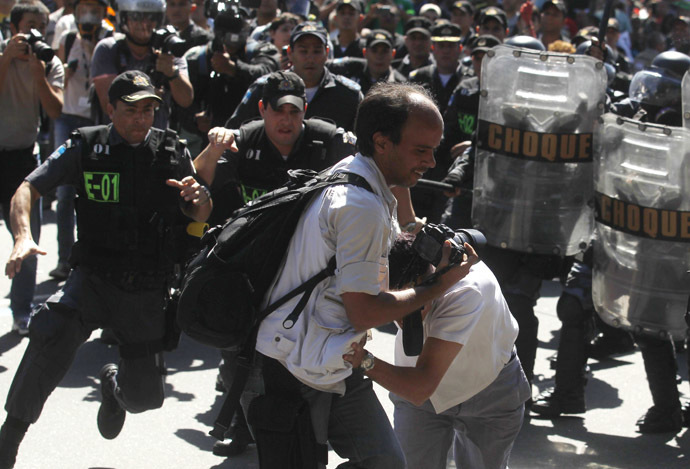 Demonstrators clash with riot police during a protest as they try to approach a military parade on Brazil's Independence Day in Rio de Janeiro September 7, 2013. (Reuters/Pilar Olivares)