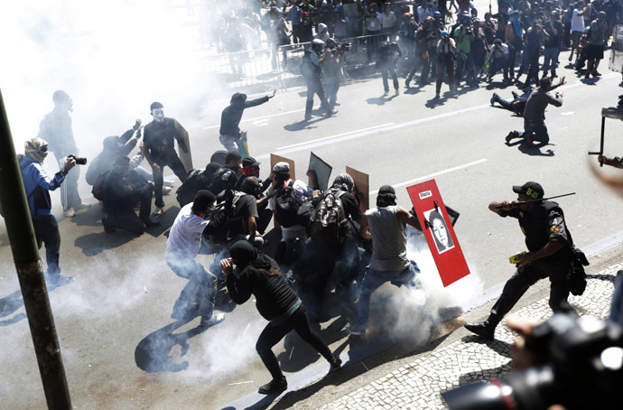 Demonstrators clash with riot police during a protest as they try to approach a military parade on Brazil's Independence Day in Rio de Janeiro September 7, 2013. (Reuters/Ricardo Moraes)