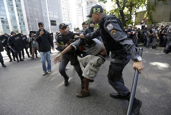 Policemen detain a demonstrator at a protest during Brazil's Independence Day in Rio de Janeiro, September 7, 2013. (Reuters/Ricardo Moraes)