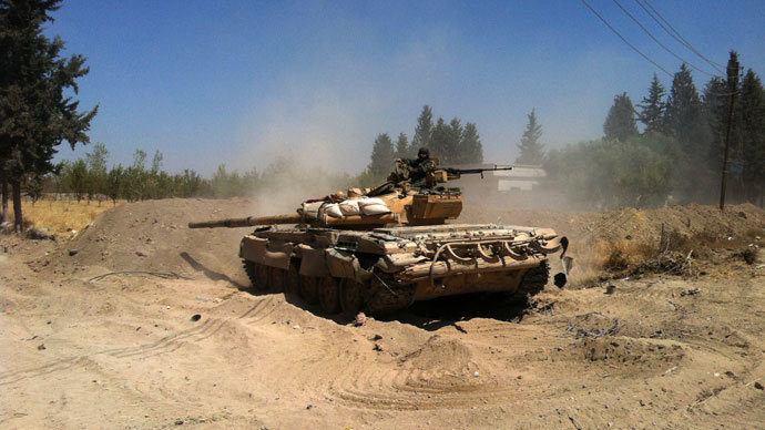 A Syrian army tank maneuvers in the Eastern Ghouta area on the northeastern outskirts of Damascus on August 30, 2013. (AFP Photo / Sam SKaine)